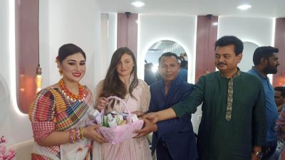 জাপানিজ সেবা নিয়ে বিউটি সেন্টার, উদ্বোধন করলেন অপু 