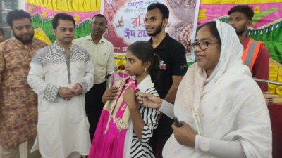 নতুন জামাসহ ঈদসামগ্রী পেয়ে আনন্দিত শিশুরা