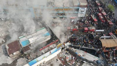 নিউ সুপার মার্কেটে আগুন লাগার ২৭ ঘণ্টা পর আজ সকালে পুরোপুরি নেভানোর ঘোষণা আসে (ছবি: নাসিরুল ইসলাম)