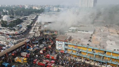 নিউ সুপার মার্কেটে আগুন (ছবি: নাসিরুল ইসলাম)