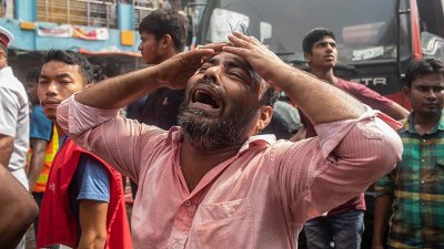 কাঁদছেন ব্যবসায়ীরা/ছবি: সাজ্জাদ হোসেন
