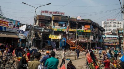 ঢাকা নিউ সুপার মার্কেটে লাগা অগুন সম্পূর্ণ নির্বাপিত হয়েছে। ছবি: সাজ্জাদ হোসেন
