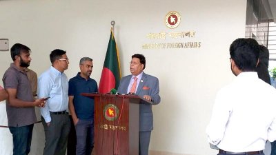 সাংবাদিকদের ব্রিফিং করছেন পররাষ্ট্রমন্ত্রী ড. এ কে আব্দুল মোমেন