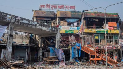 নিউ সুপার মার্কেট (দক্ষিণ) ভবনে লাগা অগুন সম্পূর্ণ নির্বাপিত হয়েছে ২৭ ঘণ্টা পর
