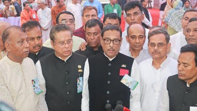 সাংবাদিকদের সঙ্গে কথা বলছেন ওবায়দুল কাদের (ছবি: ফোকাস বাংলা)