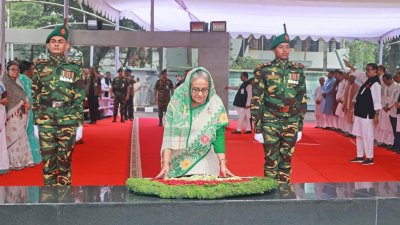 শ্রদ্ধা জানাচ্ছেন প্রধানমন্ত্রী শেখ হাসিনা (ছবি: ফোকাস বাংলা)