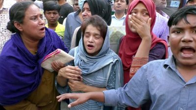 ১০টি দোকানের মালামাল পুড়ে গেছে, ক্ষতিগ্রস্তদের কান্না