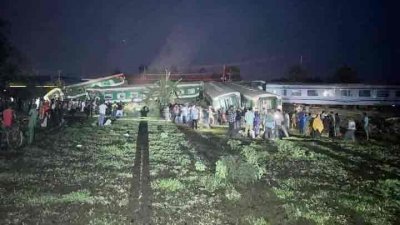 নাঙ্গলকোটের হাসানপুর স্টেশনে দুই ট্রেনে সংঘর্ষ