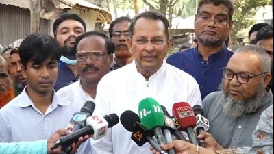 সাংবাদিকদের সঙ্গে কথা বলেন হাসানুল হক ইনু