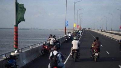 পদ্মা সেতুতে মোটরসাইকেল চলার অনুমতি দিয়েছে সরকার (ফাইল ছবি)