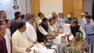 সুবিধাবঞ্চিত মানুষের মাঝে ঈদ উপহার বিতরণ করেন ওবায়দুল কাদের