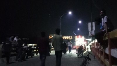তীব্র গরমে স্বস্তি খুঁজতে গভীর রাত পর্যন্ত মানুষ ভিড় করছে মাগুরা শেখ কামাল ব্রিজে