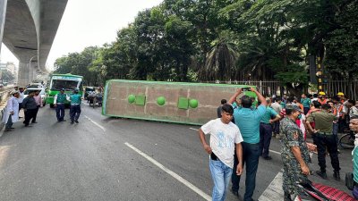 রাজধানীতে নিয়ন্ত্রণ হারিয়ে বাস উল্টে আহত ১৫