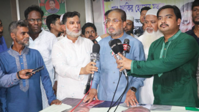রাজধানীর কুড়িলে দুস্থদের মাঝে ঈদ সামগ্রী বিতরণকালে বক্তব্য রাখছেন জি এম কাদের