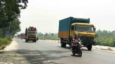 স্বাভাবিক গতিতেই চলছে যানবাহন