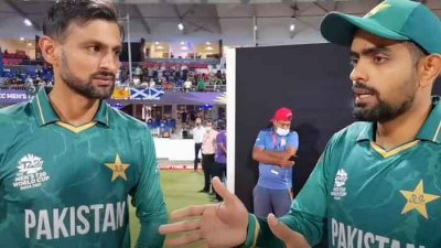 বাবরকে নিজের ভালোর জন্যই নেতৃত্ব ছাড়তে বলছেন মালিক