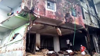 আগুন ও বিস্ফোরণে ক্ষতিগ্রস্ত ভবন