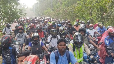 সেতুর‌ টোলপ্লাজায় মোটরসাইকেলের অপেক্ষা