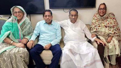 আবুল হাসানাত আবদুল্লাহর সঙ্গে তার দুই বোন এবং ছোট ভাই আবুল খায়ের আবদুল্লাহ