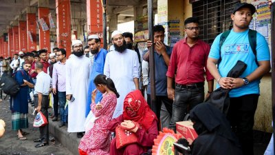 বাসস্ট্যান্ডে ঘরমুখো যাত্রীদের ঢল (ফাইল ছবি)