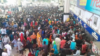 টিকিট কাটতে পারেননি, তবুও ট্রেনে বাড়ি যাওয়ার আশায় কমলাপুর স্টেশনে ভিড় করেন হাজারো মানুষ