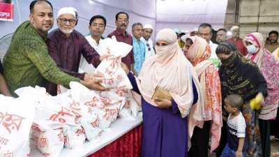 ১৭০০ মানুষের মধ্যে ঈদ উপহার বিতরণ করেন ডিএসসি’র ৩৮ নম্বর ওয়ার্ড কাউন্সিলর আহমেদ ইমতিয়াজ মন্নাফী