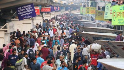 গ্রামে স্বজনদের সঙ্গে ঈদ করতে ঢাকা ছাড়ছেন  লাখো মানুষ, সদরঘাটের ছবি তুলেছেন নাসিরুল ইসলাম