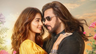 সিনেমার পোস্টারে পূজা ও সালমান