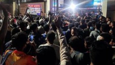 বিমানবন্দর রেল স্টেশনে যাত্রীদের বিক্ষোভ