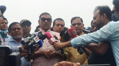 বিমানবন্দরের সামনে বিআরটি প্রকল্পের ওভারপাস পরিদর্শন শেষে সাংবাদিকদের সঙ্গে কথা বলেন ওবায়দুল কাদের
