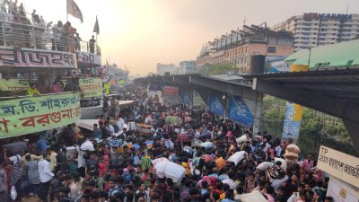 সদরঘাটে উপচেপড়া ভিড় (ছবি: সুবর্ণ আসসাইফ)