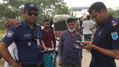 লেন পরিবর্তন করায় বাইকারদের জরিমানা
