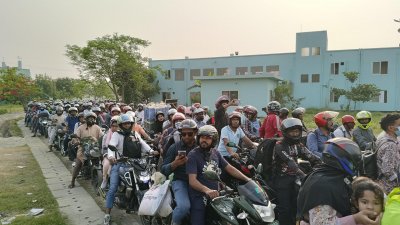 পদ্মা সেতু পার হওয়ার জন্য অপেক্ষায় বাইকাররা
