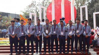 কেন্দ্রীয় শহীদ মিনারের সামনে এক দল স্বেচ্ছাসেবক (ফাইল ফটো)