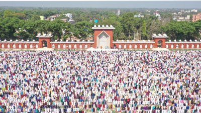 গোড়-এ শহীদ ময়দানে ঈদের জামাত