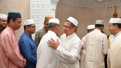 পুলিশ সদস্যদের সঙ্গে আইজিপি চৌধুরী আবদুল্লাহ আল-মামুনের শুভেচ্ছা বিনিময়