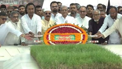 জিয়াউর রহমানের কবরে পুষ্পস্তবক অর্পণ করেন বিএনপির নেতারা
