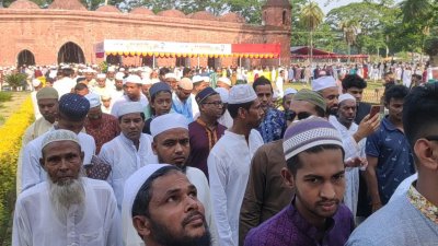 ষাটগম্বুজ মসজিদে ঈদের জামাতে মুসল্লিরা