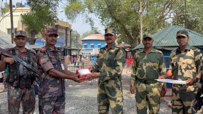 মিষ্টি দিয়ে বিজিবি-বিএসএফের ঈদের শুভেচ্ছা বিনিময়