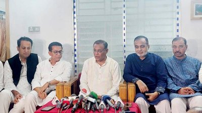 সাংবাদিকদের সঙ্গে কথা বলছেন তথ্যমন্ত্রী ড. হাছান মাহমুদ