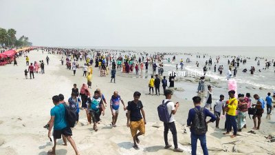 ঈদের দ্বিতীয় দিনে পর্যটক ও দর্শনার্থীদের পদচারণায় মুখ ছিল এই সমুদ্রসৈকত