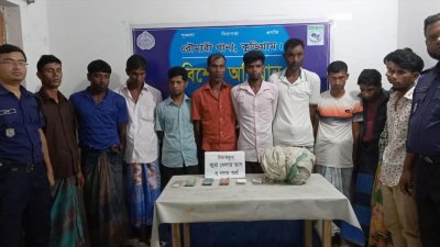 জুয়া খেলার অপরা‌ধে গ্রেফতারকৃতদের মধ্যে কয়েকজন