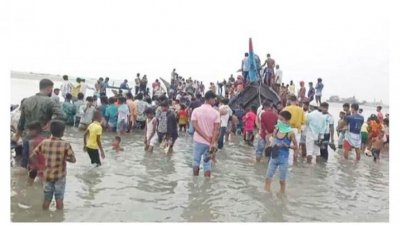 নাজিরারটেক সমুদ্র উপকূলে ট্রলার থেকে ১০ জনের লাশ উদ্ধার