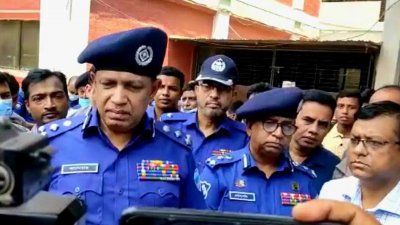 কক্সবাজার সদর হাসপাতালের সামনে সাংবাদিকদের সঙ্গে কথা বলেন ডিআইজি আনোয়ার হোসেন