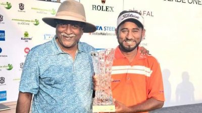 ট্রফি হাতে জামাল হোসেন
