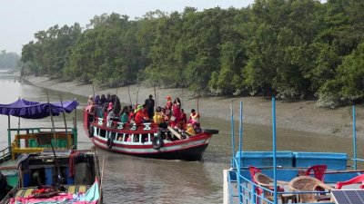 সুন্দরবন ভ্রমণে পর্যটকরা