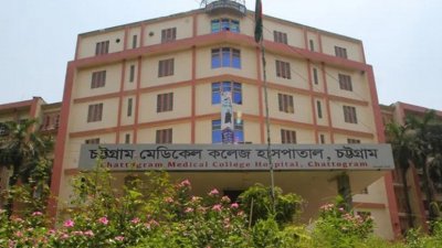 নিহতের দুই ছেলে চট্টগ্রাম মেডিক্যাল কলেজ হাসপাতালে ভর্তি