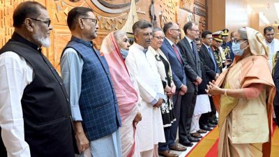 প্রধানমন্ত্রী শেখ হাসিনাকে বিদায় জানান মন্ত্রিপরিষদের সদস্য, বিভিন্ন দেশের কূটনীতিকরা ও তিন বাহিনীর প্রধান