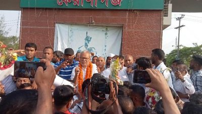 কারাগার থেকে বের হওয়ার পর নেতাকর্মীদের মাঝে রুহুল কবির রিজভী