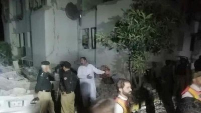 ঘটনাস্থলে তদন্ত চালাচ্ছে নিরাপত্তা সদস্যরা, ছবি: রয়টার্স
